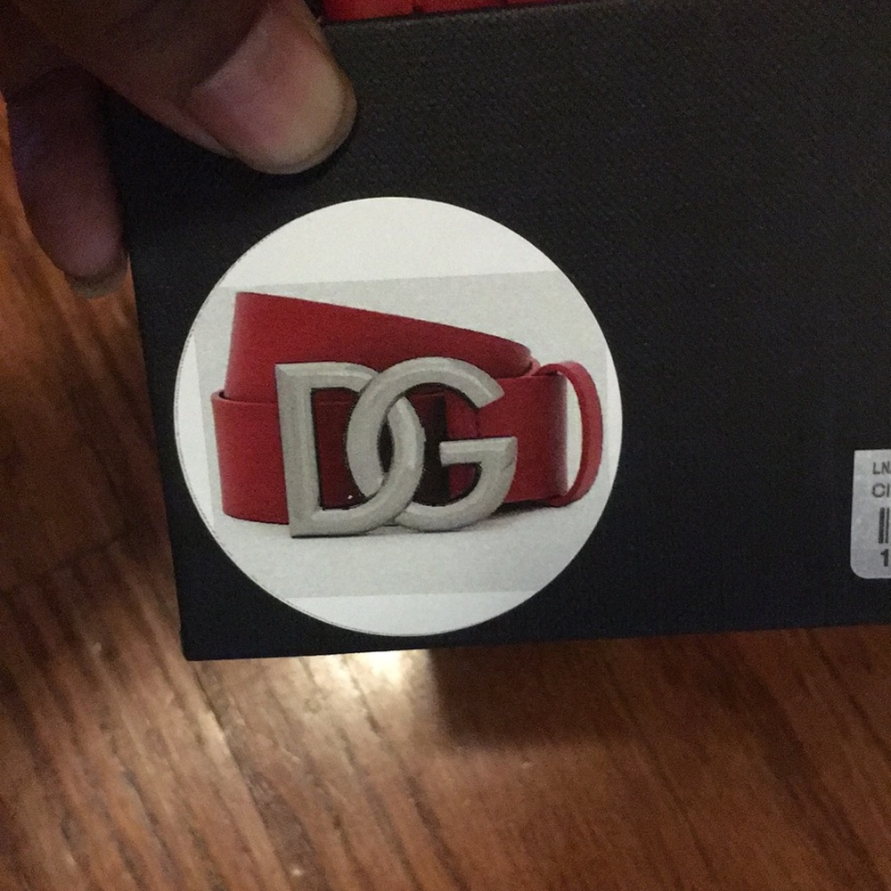 I’m advertising a size 90 Red dolce&gabbana belt